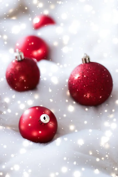 Czerwone bombki świąteczne na puszyste futro z blaskiem śniegu, luksus Wi Zdjęcia Stockowe bez tantiem