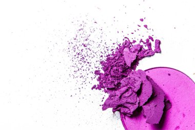 Beyaz arka planda yalıtılmış ezilmiş göz farı paleti yakın çekim