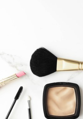 Makyaj ve kozmetik ürünleri mermer, düz arkaplan