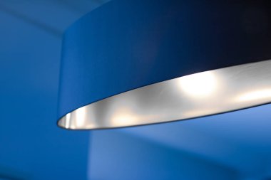 Bir odada gümüş lamba, zarif modern ev dekor aydınlatma