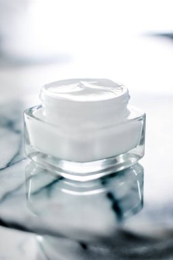 Mavi mermer taş üzerinde nemlendirici Güzellik yüz kremi, Cilt Bakımı