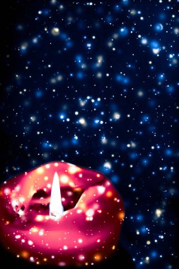 Mavi köpüklü kar arka plan kırmızı tatil mum, lüks 