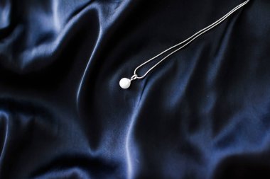 Lacivert ipek arka plan lüks beyaz altın inci kolye, h