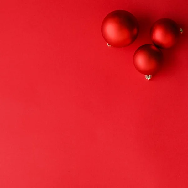 Bola de Navidad sobre fondo plano rojo, vacaciones de invierno de lujo — Foto de Stock