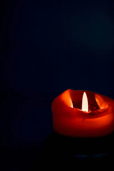 Rudá sváteční svíčka na tmavém pozadí, luxusní značka designu — Stock fotografie