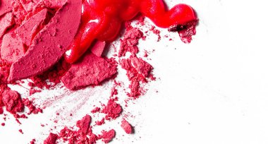 Beyaz arka plan müziği üzerinde yalıtılmış ezilmiş göz farı, ruj ve toz