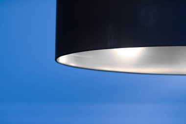 Bir odada gümüş lamba, zarif modern ev dekor aydınlatma