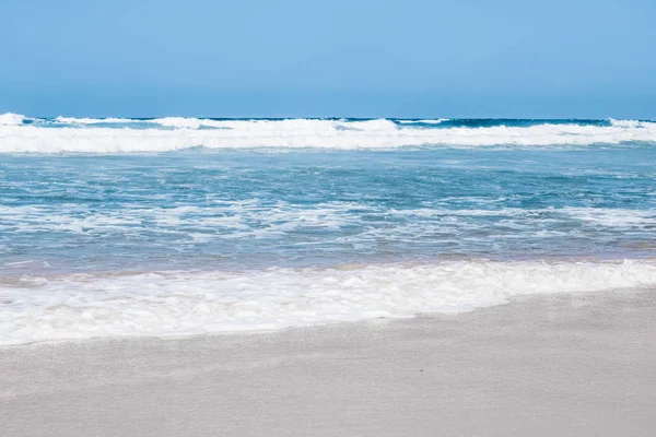 Погляд на узбережжя океану, ідеальні подорожі та місце відпочинку. — стокове фото