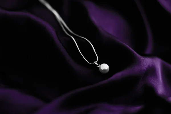 Collar de perlas de oro blanco de lujo sobre fondo de seda violeta oscuro , — Foto de Stock
