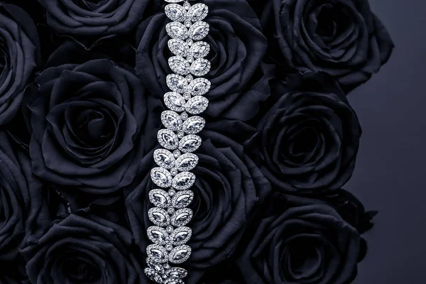 Pulsera de joyas de diamantes de lujo y rosas negras flores, love gi — Foto de Stock