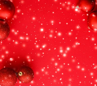 Kar glitter, lüks wi ile kırmızı arka plan üzerinde Noel baubles