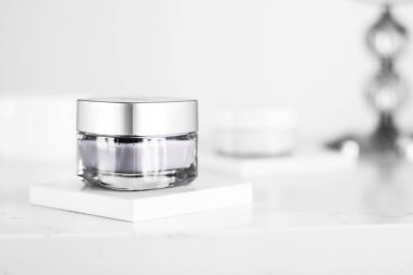 Hassas cilt için güzellik kremi, lüks kaplıca.