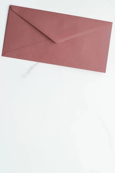 大理石平底背景的空白纸信封,节日邮件 — 图库照片