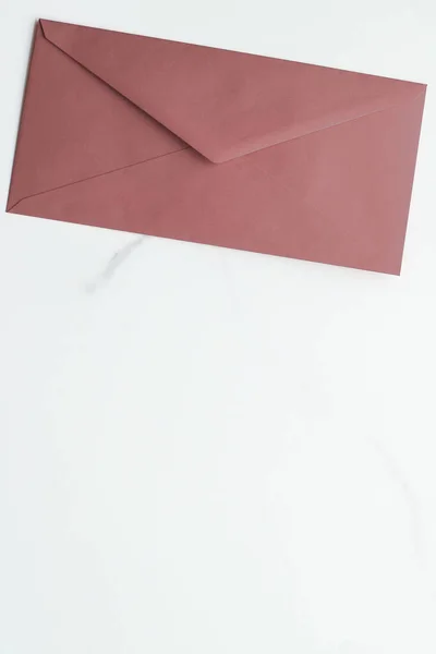 Enveloppes en papier vierges sur fond plat en marbre, courrier de vacances — Photo