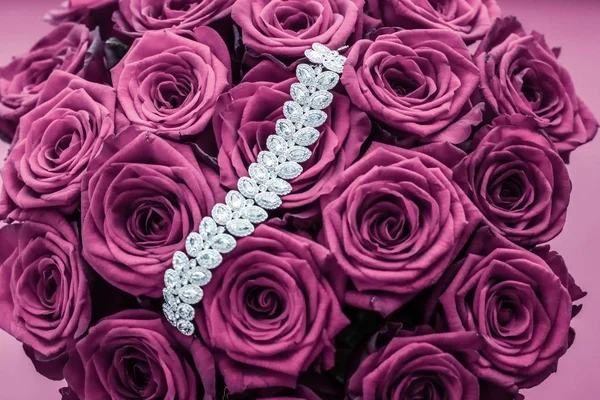 Pulsera de joyas de diamantes de lujo y rosas rosas rosas flores, gif amor — Foto de Stock