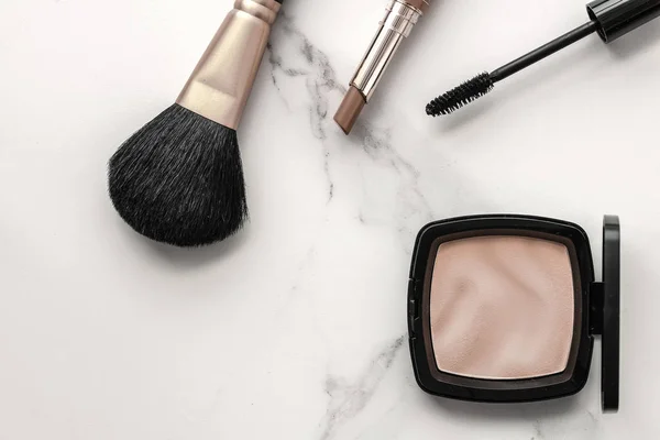 Make-up und Kosmetikprodukte auf Marmor, Flatlay-Hintergrund — Stockfoto