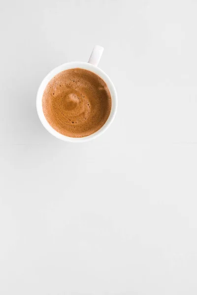 Copa de café francés caliente como bebida de desayuno, tazas flatlay en whi — Foto de Stock