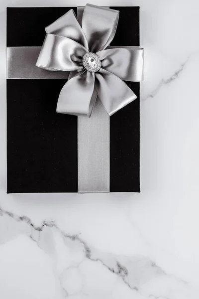 Luxus üdülési ajándékok ezüst selyem szalaggal és íj márvány b — Stock Fotó
