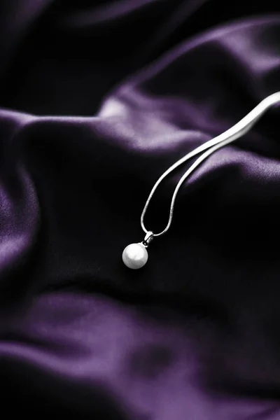 Collar de perlas de oro blanco de lujo sobre fondo de seda violeta oscuro , — Foto de Stock