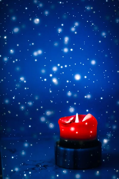 青い輝く雪の背景に赤い休日のキャンドル、贅沢 — ストック写真