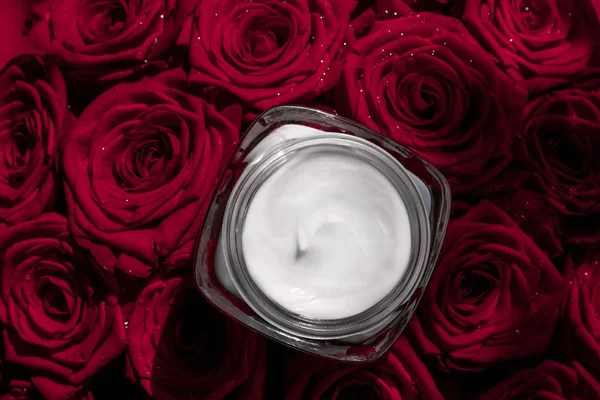 Crema facial hidratante piel y rosas rojas flores, skinca de lujo — Foto de Stock