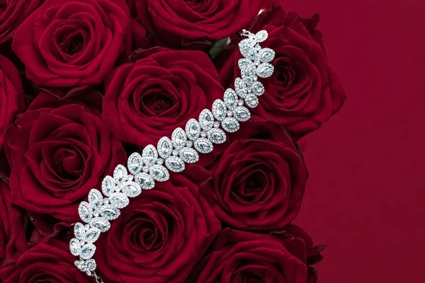 Pulseira de jóias de diamante de luxo e flores de rosas vermelhas, presente de amor — Fotografia de Stock