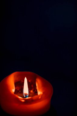 Koyu arka plan üzerinde kırmızı tatil mum, lüks marka tasarım bir