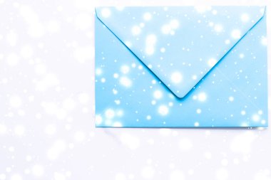 Kış tatili parlak kar f ile mermer üzerinde boş kağıt zarflar