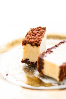 Altın plaka üzerinde çikolata ile klasik cheesecake, Avrupa cu