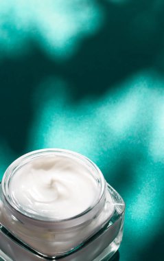 Hassas cilt için güzellik kremi, nemlendirici lüks kaplıca kooperatifi.