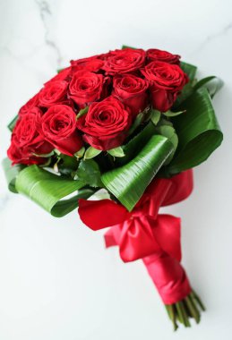 Sevgililer Günü'nde tatil aşkı hediyesi, kırmızı ro lüks buket