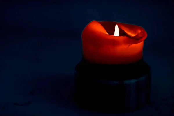 红色节日蜡烛在黑暗的背景，豪华品牌设计一个 — 图库照片