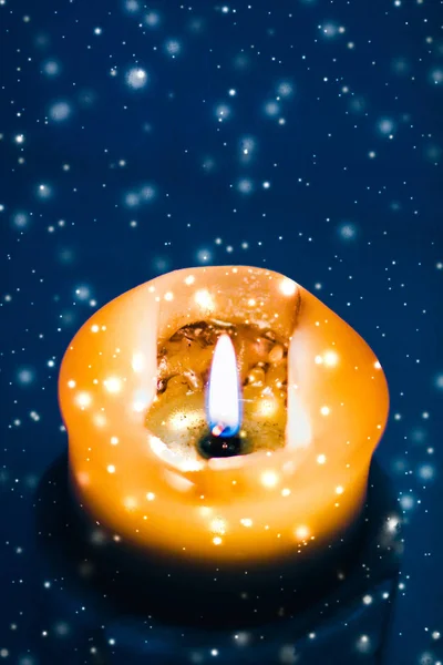 Žlutá sváteční svíčka na modrém třpytivém pozadí, LuXu — Stock fotografie