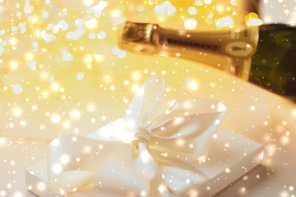 Botella de champán de Nochevieja y una caja de regalo y brillante — Foto de Stock