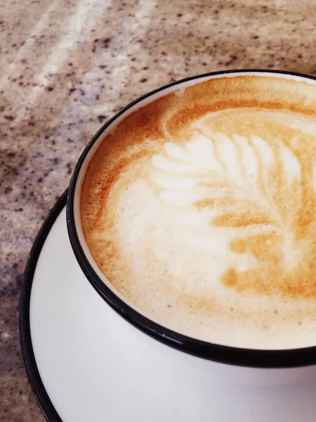 Cappuccino untuk sarapan di kantin, cangkir kopi di atas meja di pa — Stok Foto