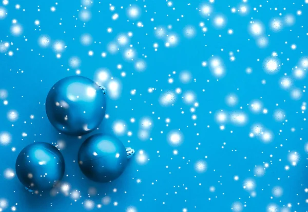 Bombki świąteczne na niebieskim tle ze śniegu blask, luksus w — Zdjęcie stockowe
