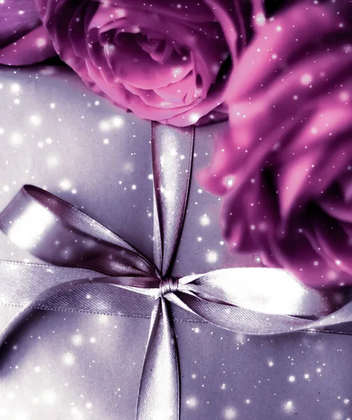 クリスマスとして豪華な休日の銀のギフトボックスとピンクのバラ、ベール — ストック写真