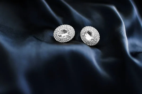 Luxus gyémánt fülbevaló sötétkék selyem háttér, ünnep GL — Stock Fotó