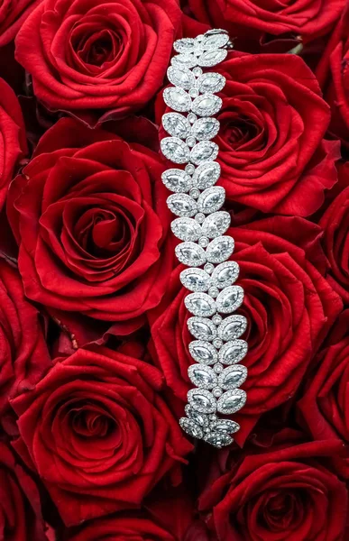 Pulseira de diamante de luxo e buquê de rosas vermelhas, jóias amor g — Fotografia de Stock