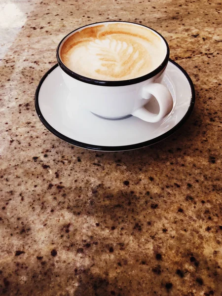 Cappuccino voor ontbijt in cafetaria, koffiekop op tafel in PA — Stockfoto