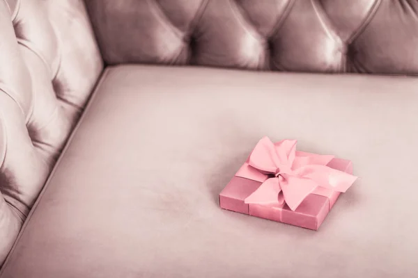 复古豪华假期腮红粉红色礼品盒与丝带和 — 图库照片