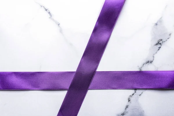 Фіолетова шовкова стрічка і лук на розкішному мармуровому фоні, свято — стокове фото