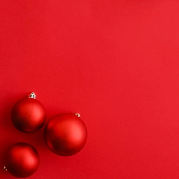 Bola de Navidad sobre fondo plano rojo, vacaciones de invierno de lujo — Foto de Stock