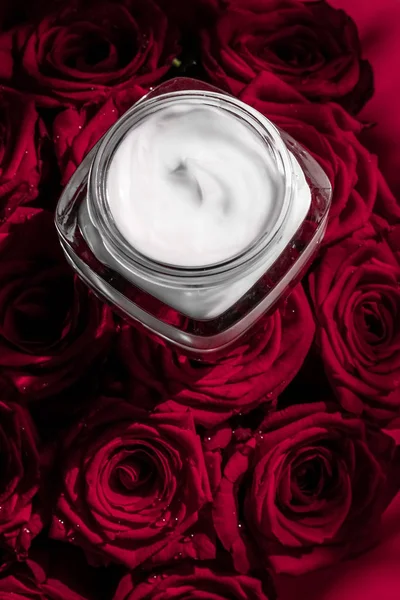 Rosto creme hidratante da pele e rosas vermelhas flores, skinca luxo — Fotografia de Stock