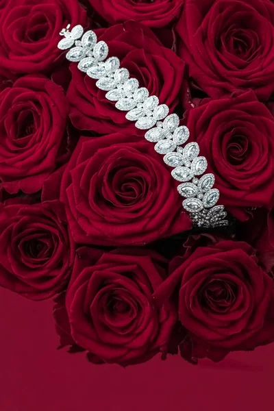 Gioielli di lusso braccialetto di diamanti e rose rosse fiori, regalo d'amore — Foto Stock