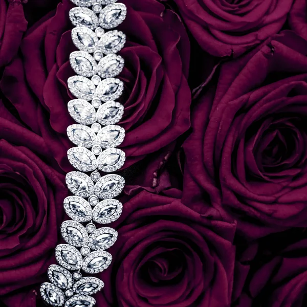 Luxusní diamantový náramek a purpurové růže květiny, láska g — Stock fotografie