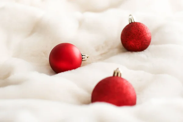 白色蓬松毛皮背景的红色圣诞包，豪华温特 — 图库照片