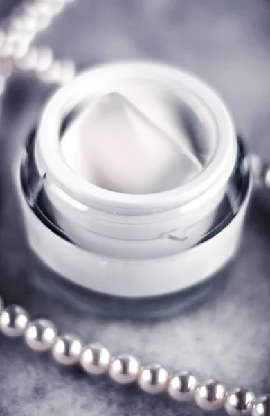 Krem nawilżający do twarzy z perłami na dzień, luksusowa Kosmetyka do pielęgnacji skóry — Zdjęcie stockowe