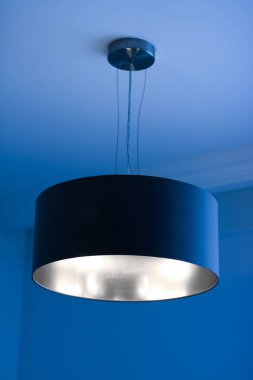 Bir odada gümüş lamba, zarif modern ev dekor aydınlatma