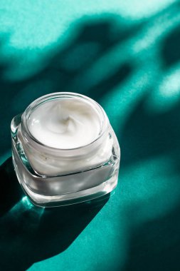 Hassas cilt için güzellik kremi, nemlendirici lüks kaplıca kooperatifi.